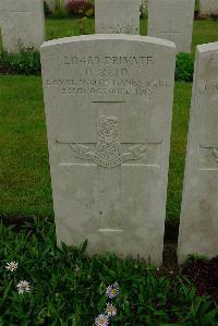 Etaples Military Cemetery - Reid, H