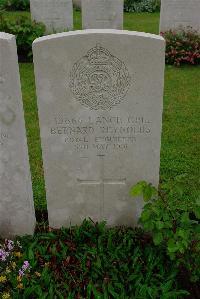 Etaples Military Cemetery - Reynolds, Bernard