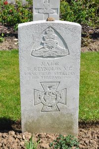 Etaples Military Cemetery - Reynolds, Douglas