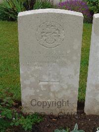 Etaples Military Cemetery - Reynolds, G T