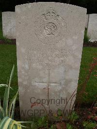 Etaples Military Cemetery - Reynolds, J