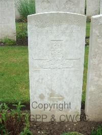 Etaples Military Cemetery - Reynolds, Richard