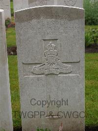 Etaples Military Cemetery - Reynolds, S