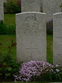 Etaples Military Cemetery - Richards, K A