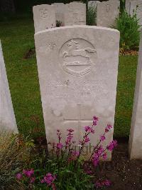 Etaples Military Cemetery - Richards, T A