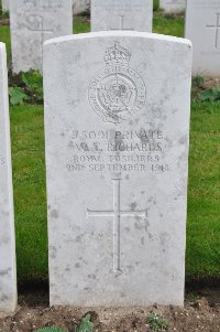 Etaples Military Cemetery - Richards, William Thomas