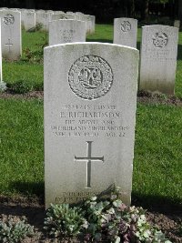 Etaples Military Cemetery - Richardson, Edward