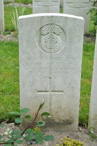 Etaples Military Cemetery - Riley, W