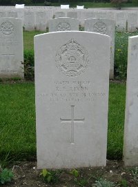 Etaples Military Cemetery - Rixon, Robert Frank