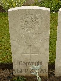 Etaples Military Cemetery - Roberts, Frank