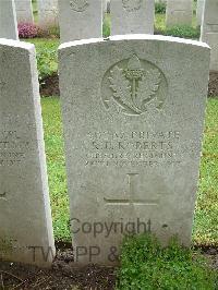 Etaples Military Cemetery - Roberts, R D