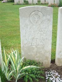 Etaples Military Cemetery - Roberts, R W