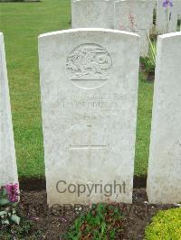 Etaples Military Cemetery - Roberts, T H