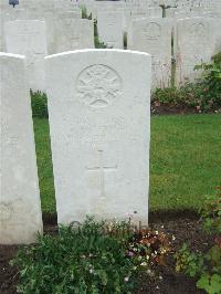 Etaples Military Cemetery - Robertson, F