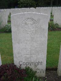 Etaples Military Cemetery - Robertson, Peter