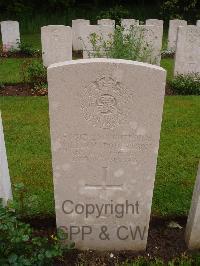 Etaples Military Cemetery - Robertson, William