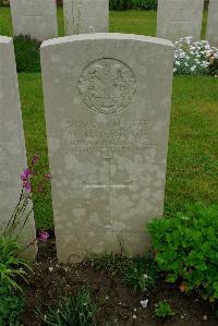 Etaples Military Cemetery - Robertson, W