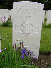 Etaples Military Cemetery - Robertson, Walter Scott