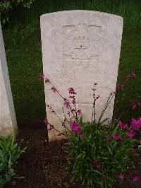 Etaples Military Cemetery - Robinson, J W