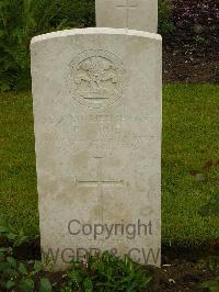 Etaples Military Cemetery - Roe, F L