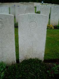 Etaples Military Cemetery - Roe, T