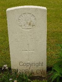 Etaples Military Cemetery - Rogers, George Thomas