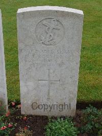 Etaples Military Cemetery - Ross, Francis Thomas