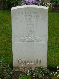 Etaples Military Cemetery - Rowland, F