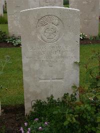 Etaples Military Cemetery - Rundle, William