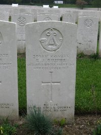 Etaples Military Cemetery - Rusher, E J