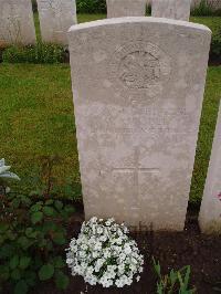 Etaples Military Cemetery - Russell, R