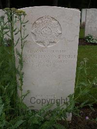 Etaples Military Cemetery - Russell, William Masson