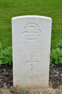 Etaples Military Cemetery - Scott, J T