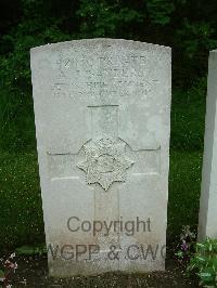Etaples Military Cemetery - Sanders, A J