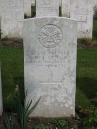 Etaples Military Cemetery - Sceeny, H A