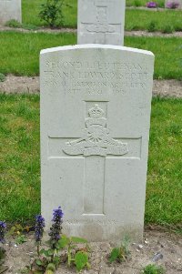 Etaples Military Cemetery - Scott, Frank Edward