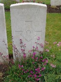 Etaples Military Cemetery - Scott, Irving