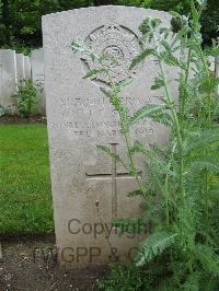 Etaples Military Cemetery - Sell, John Frederick