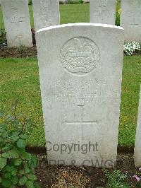 Etaples Military Cemetery - Serle, A E