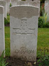 Etaples Military Cemetery - Severs, T H