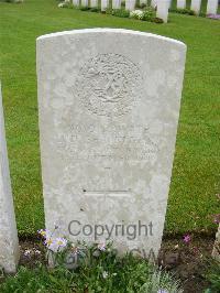 Etaples Military Cemetery - Shackleton, J D