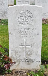 Etaples Military Cemetery - Shaw, Andrew Joseph