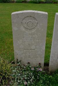 Etaples Military Cemetery - Shaw, John William