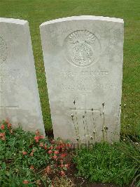 Etaples Military Cemetery - Shaw, R