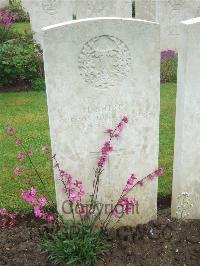 Etaples Military Cemetery - Shires, H