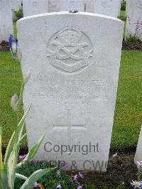 Etaples Military Cemetery - Simmons, Leonard Maurice