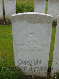 Etaples Military Cemetery - Simpson, W L
