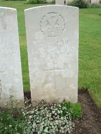 Etaples Military Cemetery - Skeen, Oswald