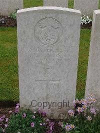 Etaples Military Cemetery - Snooks, J