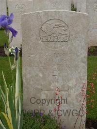 Etaples Military Cemetery - Squires, Robert